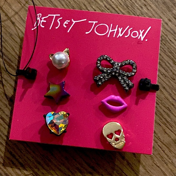 New Betsey Johnson skulls/ hearts wristlet / wallet with fun matching earrings! - Picture 6 of 7